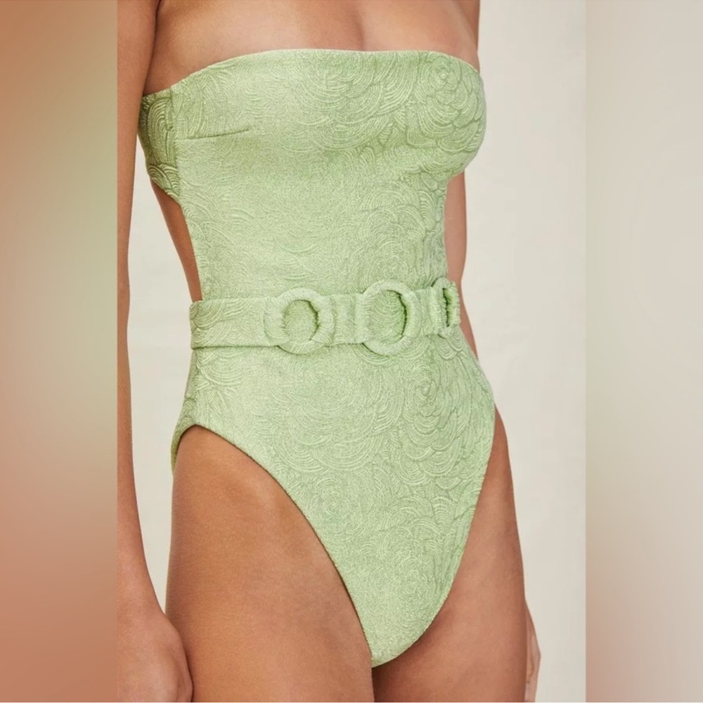 ‼️ISO ‼️DEVON WINDSOR ALEXANDRA ONE PIECE